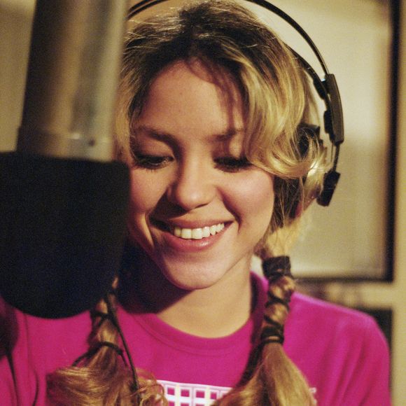 Shakira nasceu no ano de 1977 e se identificou com a música logo nos primeiros anos de vida