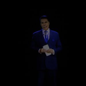 ‘Hoje, é um dia muito especial. Fico feliz de ver tanta gente importante reunida aqui’, disse a voz de Silvio Santos recriada pela IA, com direito à risada