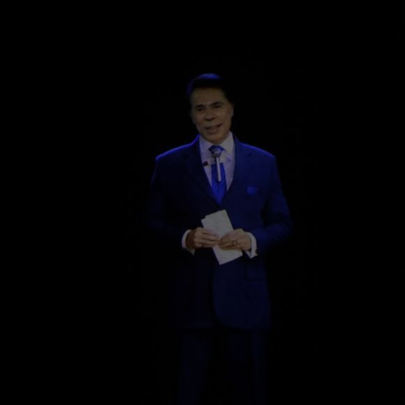 ‘Hoje, é um dia muito especial. Fico feliz de ver tanta gente importante reunida aqui’, disse a voz de Silvio Santos recriada pela IA, com direito à risada