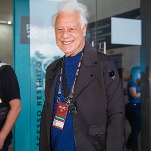 Apostando em uma vertente mais sóbria e moderna do corpcore no Rio2C, Antônio Fagundes surge com uma jaqueta escura estruturada sobreposta a um tricot azul texturizado