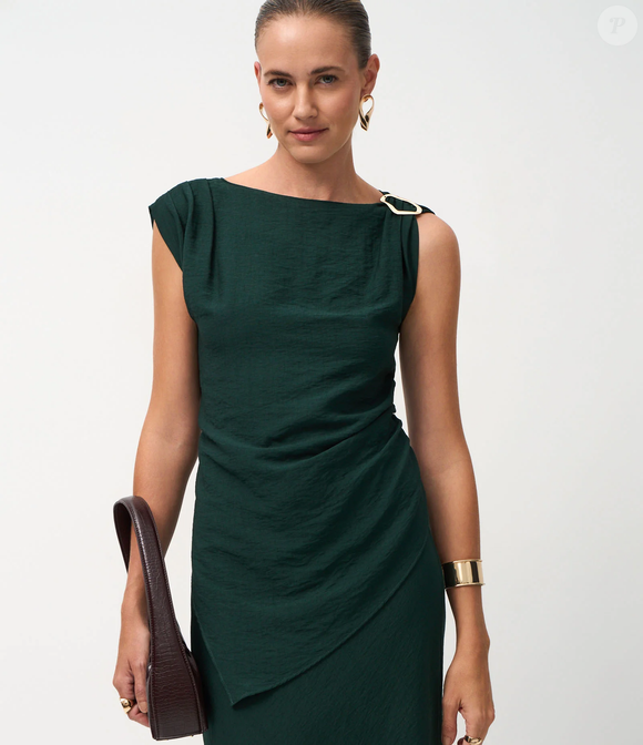 A blusa verde-musgo sem mangas com franzido e detalhe aplicado no ombro adiciona informação de moda ao visual de forma discreta e refinada