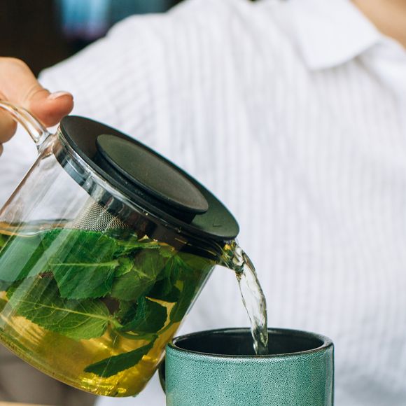 Chá verde também ajuda no emagrecimento, uma vez que o menor consumo de açúcar no dia a dia é um fator decisivo para a perda de peso