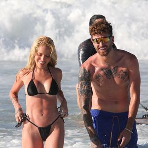 Biquíni preto: a peça versátil de moda praia apareceu em produção de Karoline Lima