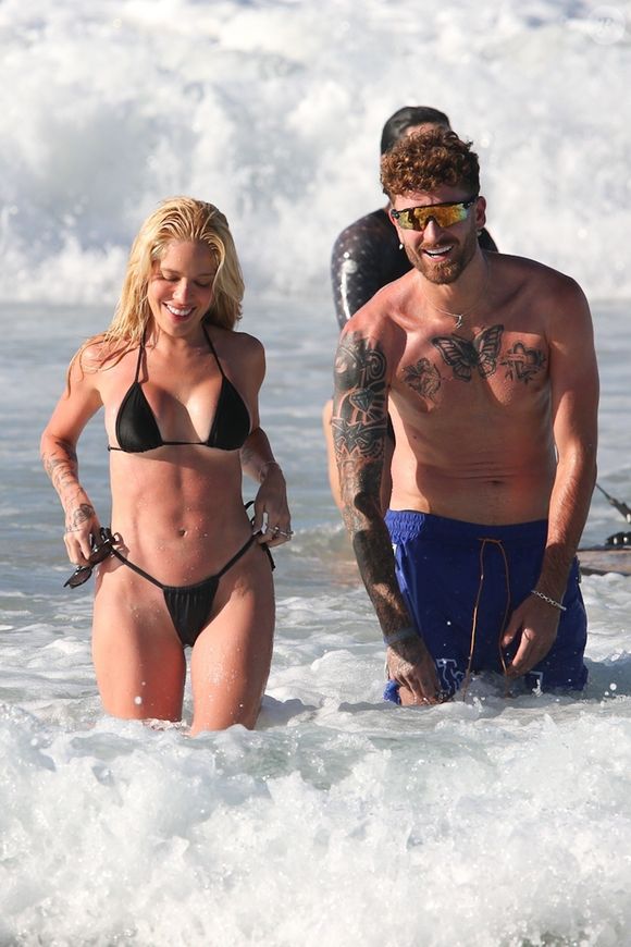 Biquíni preto: a peça versátil de moda praia apareceu em produção de Karoline Lima