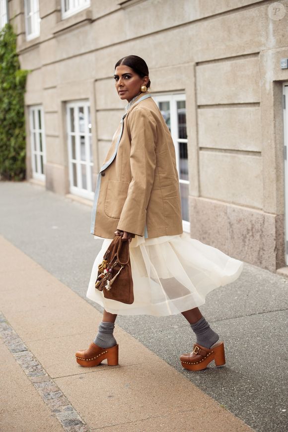 E com quais roupas usar clogs? O segredo está em harmonizar os volumes: como os clogs são pesados visualmente, o ideal é combiná-los com peças que tragam equilíbrio, seja pela leveza do tecido ou pelo caimento fluido.