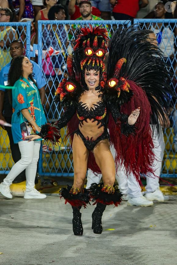 Gkay deu show de carisma na Sapucaí