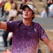 Com look de quase R$ 3 mil, tenista brasileiro João Fonseca ultrapassa Nadal e ganha de Djokovic, atual número 4 do ranking mundial, em Roland Garros; confira raio-x do estilo tenniscore
