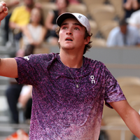 Com look de quase R$ 3 mil, tenista brasileiro João Fonseca ultrapassa Nadal e ganha de Djokovic, atual número 4 do ranking mundial, em Roland Garros; confira raio-x do estilo tenniscore
