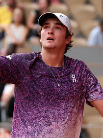 Com look de quase R$ 3 mil, tenista brasileiro João Fonseca ultrapassa Nadal e ganha de Djokovic, atual número 4 do ranking mundial, em Roland Garros; confira raio-x do estilo tenniscore