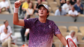 Com look de quase R$ 3 mil, tenista brasileiro João Fonseca ultrapassa Nadal e ganha de Djokovic, atual número 4 do ranking mundial, em Roland Garros; confira raio-x do estilo tenniscore