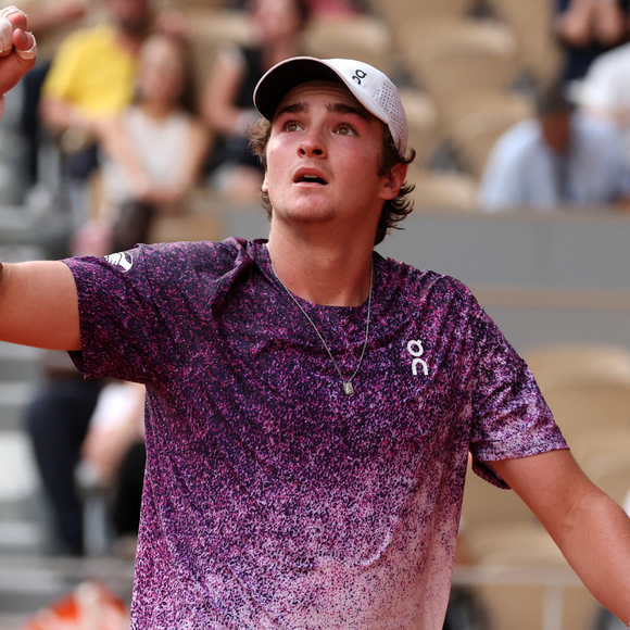 Com look de quase R$ 3 mil, tenista brasileiro João Fonseca ultrapassa Nadal e ganha de Djokovic, atual número 4 do ranking mundial, em Roland Garros; confira raio-x do estilo tenniscore