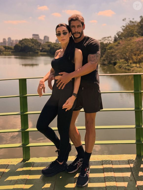 Michelle Barros anexou a foto de um top no forno, o que deu a entender que o casal lançará uma marca de moda fitness. O anúncio, porém, dividiu opiniões