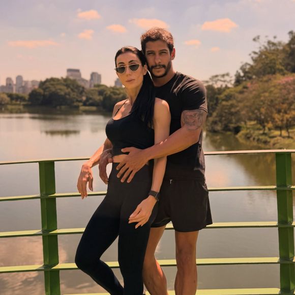 Michelle Barros anexou a foto de um top no forno, o que deu a entender que o casal lançará uma marca de moda fitness. O anúncio, porém, dividiu opiniões