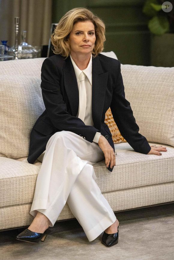 Novela 'Vale Tudo': Odete Roitman (Debora Bloch) arma para separar Afonso e Solange.