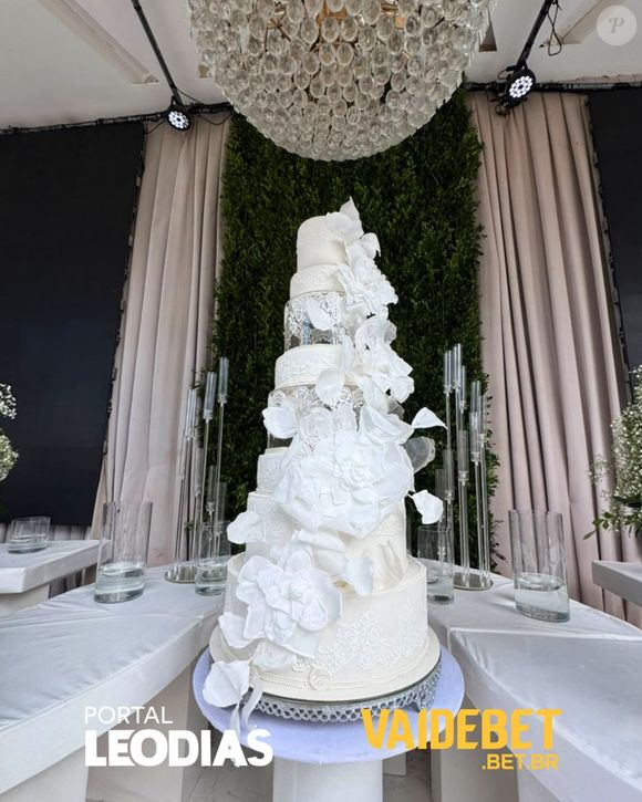 Bolo de casamento de Davi Brito e Emilly Araújo teve 2,5 metros de altura e pesou 50 quilo