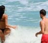 Bruna Marquezine tomou banho de mar ao lado de João Guilherme na praia de São Conrado, Rio de Janeiro