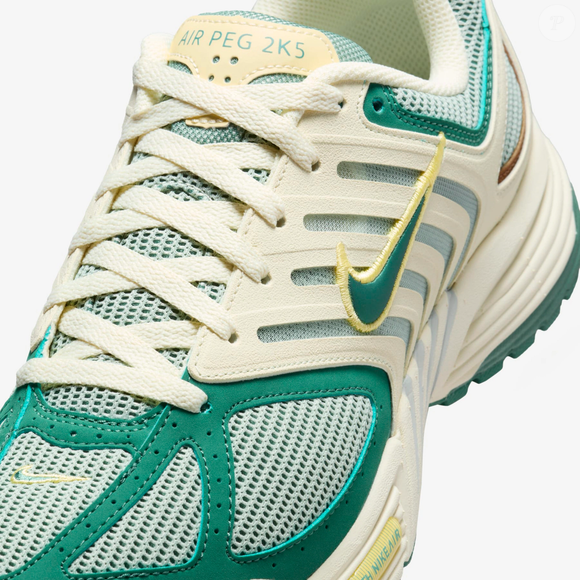 Em tons como amarelo suave, leite de coco e bicoastal, o Nike Air Pegasus 2K5 se destaca pelas combinações de cores modernas e cheias de personalidade