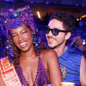 Iza assume novo relacionamento no Carnaval 2026: cantora é flagrada aos beijos com ator João Vitor Silva