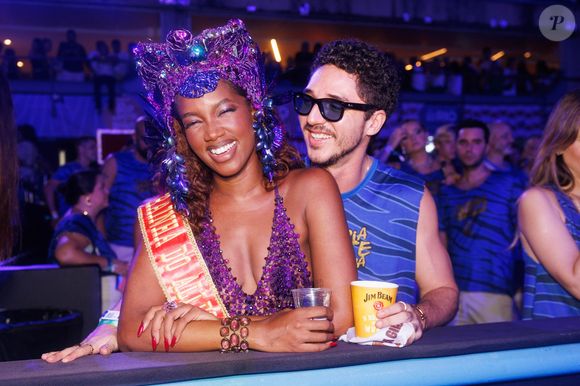 Iza assume novo relacionamento no Carnaval 2026: cantora é flagrada aos beijos com ator João Vitor Silva