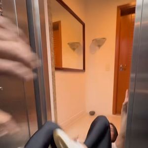 Kyra, que é lutadora profissional, instrui como a possível vítima do sexo feminino pode tentar se defender, caso o homem tente agredi-la com socos.