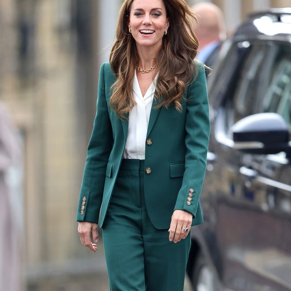 Além dos vestidos, os conjuntos e sobreposições de Kate Middleton também são uma ótima pedida para o Natal.