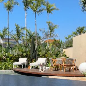 Erika Januza reconstruiu uma piscina do zero em sua mansão