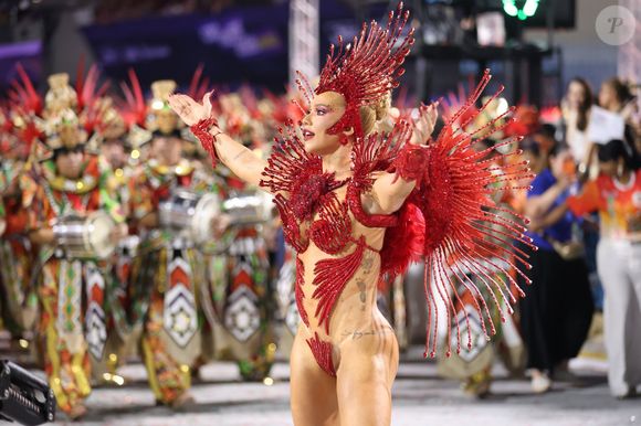 Estreia de Virgínia como Rainha da Grande Rio teve emoção, perrengue e até vaias