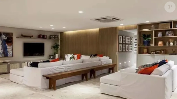 Na paleta de cores, predominam tons claros que potencializam a luz natural, enquanto detalhes em azul-marinho, verde, madeira e fibras naturais compõem uma estética leve e coerente com casas de praia contemporâneas. Artesanato e objetos afetivos complementam a ambientação.