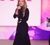 Virginia Fonseca usou vestido de mangas longas e gola alta em programa do SBT, um look elegante possível de investir no inverno
