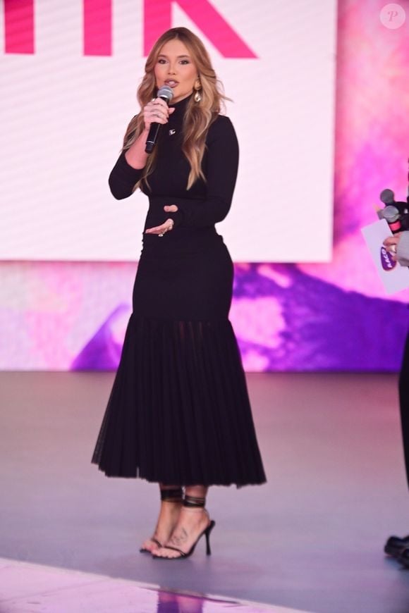 Virginia Fonseca usou vestido de mangas longas e gola alta em programa do SBT, um look elegante possível de investir no inverno