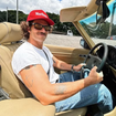 Chay Suede ostenta Porsche de R$ 1 milhão e Mercedes rara que já pertenceu à família Marinho; veja coleção de automóveis antigos do ator de ‘Quem Ama Cuida’