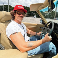 Chay Suede ostenta Porsche de R$ 1 milhão e Mercedes rara que já pertenceu à família Marinho; veja coleção de automóveis antigos do ator de ‘Quem Ama Cuida’