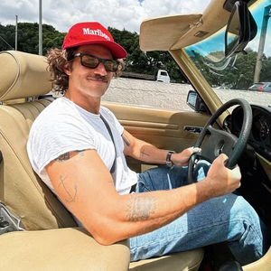 Chay Suede ostenta Porsche de R$ 1 milhão e Mercedes rara que já pertenceu à família Marinho; veja coleção de automóveis antigos do ator de ‘Quem Ama Cuida’