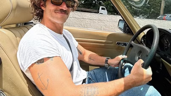Chay Suede ostenta Porsche de R$ 1 milhão e Mercedes rara que já pertenceu à família Marinho; veja coleção de automóveis antigos do ator de ‘Quem Ama Cuida’