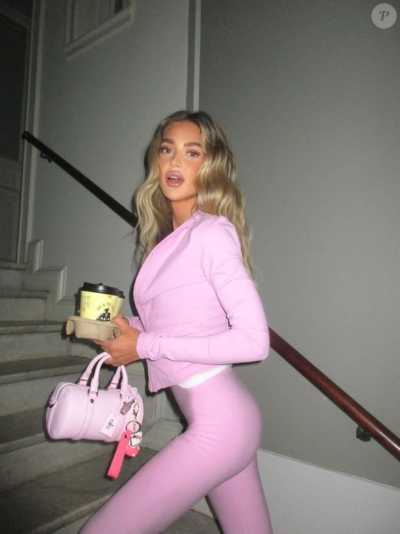O rosa suave do Nike Run Defy conversa perfeitamente com peças em tons bege, caramelo e marrom. Resultado? Um visual chic, confortável e ideal para o dia a dia