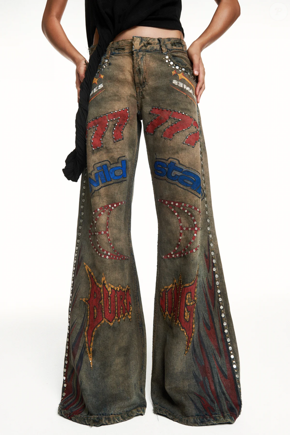 Inspirada no universo motocross, calça da Tig com acabamento artesanal reforça pegada urbana no look de Rafa Justus no Lollapalooza 2026