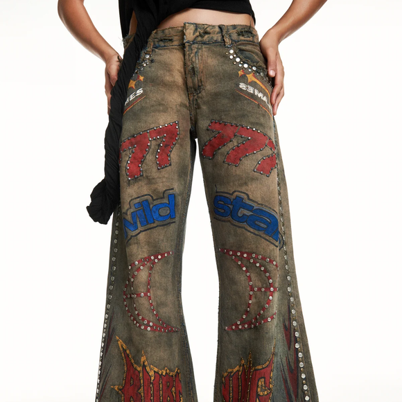 Inspirada no universo motocross, calça da Tig com acabamento artesanal reforça pegada urbana no look de Rafa Justus no Lollapalooza 2026