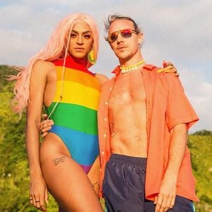 No clipe de 'Então Vai', Pabllo Vittar dá um beijão em Diplo, DJ e produtor norte-americano que também participou de 'Sua Cara'