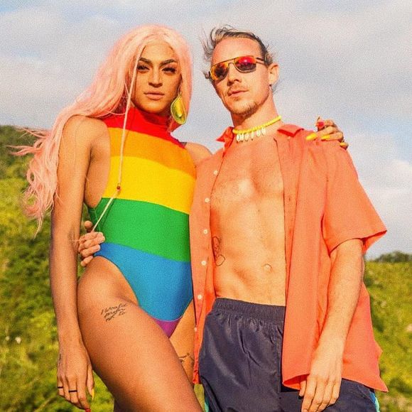No clipe de 'Então Vai', Pabllo Vittar dá um beijão em Diplo, DJ e produtor norte-americano que também participou de 'Sua Cara'