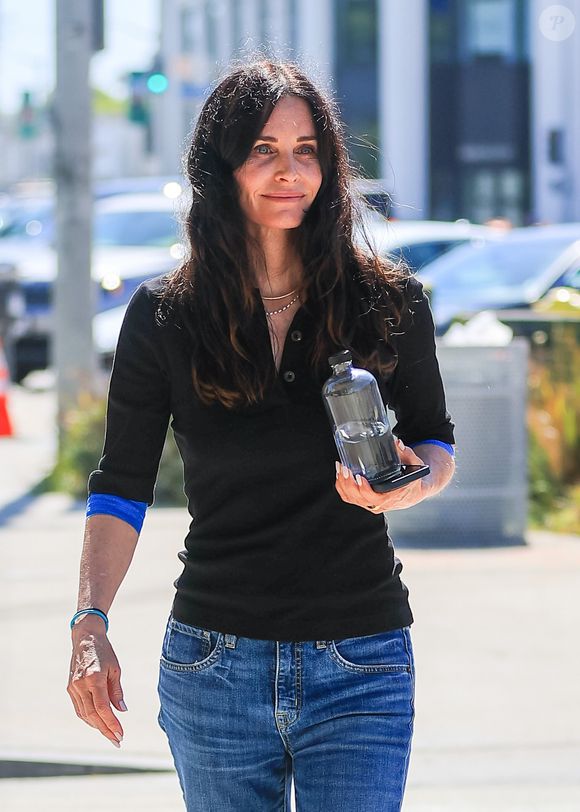 Courteney Cox está completando 61 anos neste domingo, dia 15 de junho de 2025