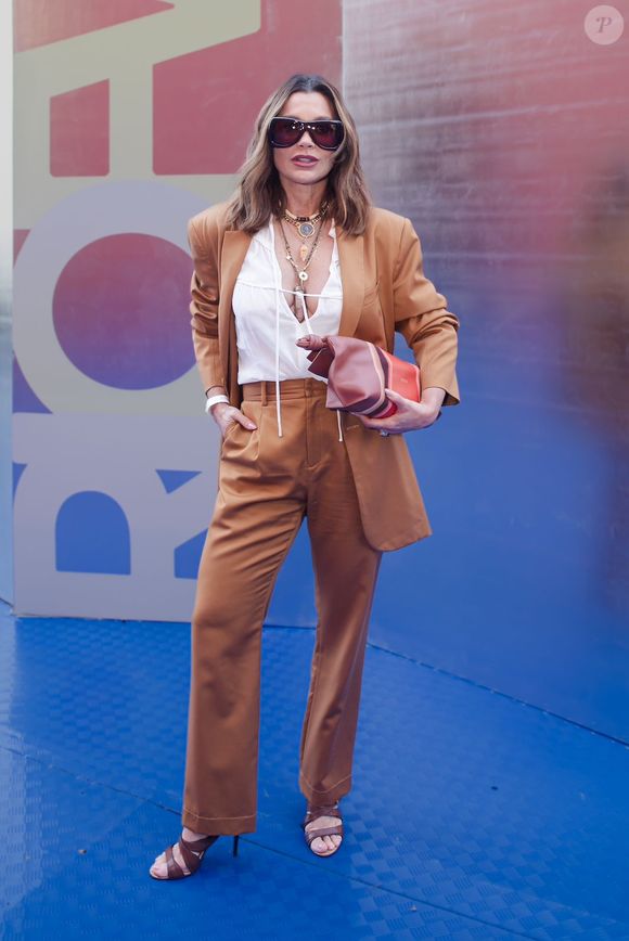 Rio Fashion Week 2026: Flávia Alessandra posou com um look de alfaiataria chic com um decotão marcante
