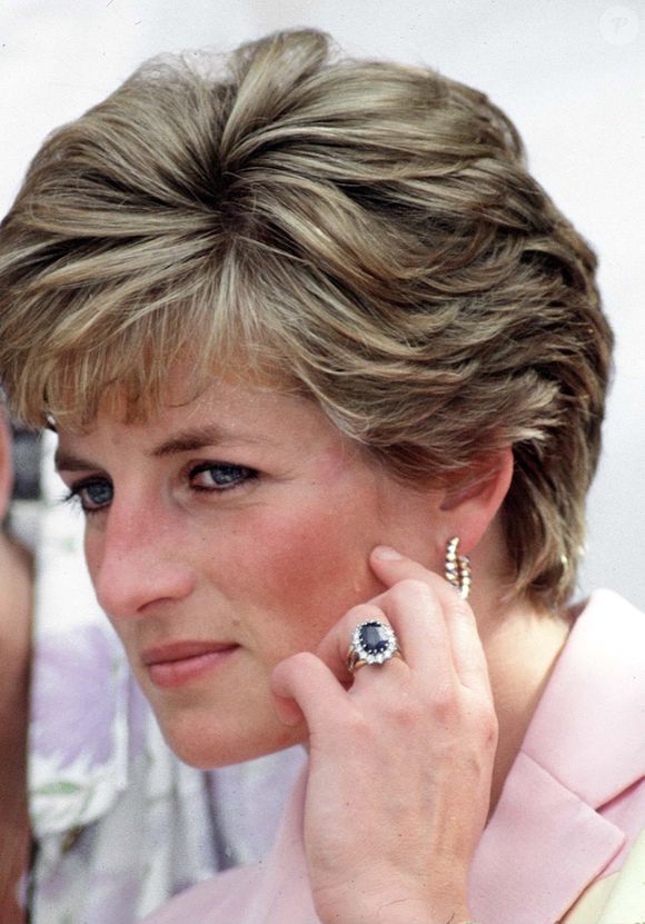 Lady Di apostava em tons claros de rosa para transmitir suavidade, acessibilidade e sofisticação em eventos oficiais