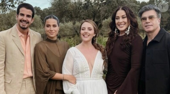 Claudia Raia e família marcaram presença e elegância no casamento de Kananda Raia, sobrinha da atriz. A cerimônia, com clima intimista e realizada ao ar livre, reuniu familiares e amigos