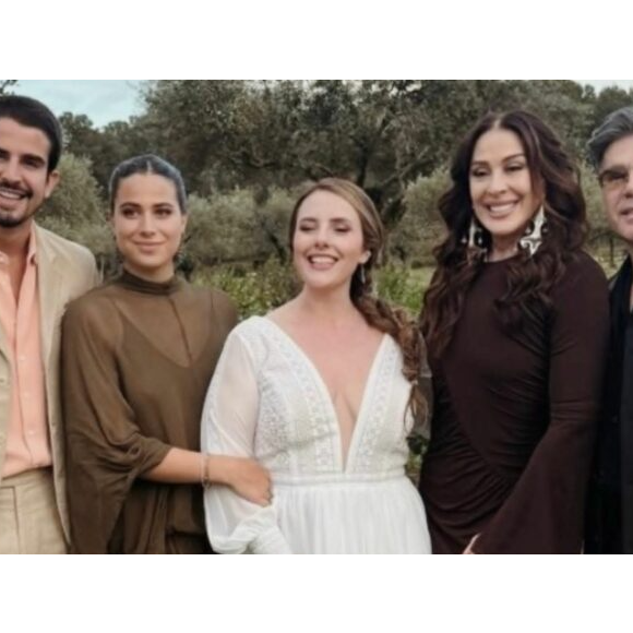 Claudia Raia e família marcaram presença e elegância no casamento de Kananda Raia, sobrinha da atriz. A cerimônia, com clima intimista e realizada ao ar livre, reuniu familiares e amigos
