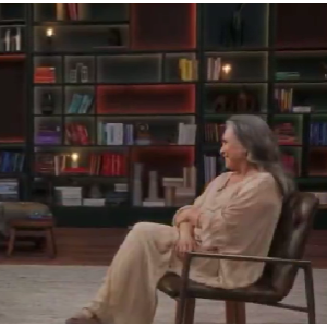 Regina Duarte voltou à Globo para o bate-papo com Pedro Bial, após cinco anos afastada da TV Globo.