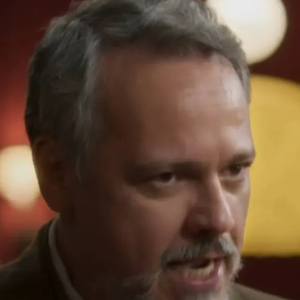 Raimundo (Danton Mello) não aceita gravidez de Celeste (Debora Ozório) na novela Garota do Momento