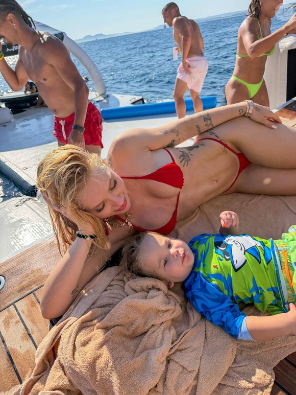 Virgínia viajou com os 3 filhos, frutos de seu antigo casamento com Zé Felipe