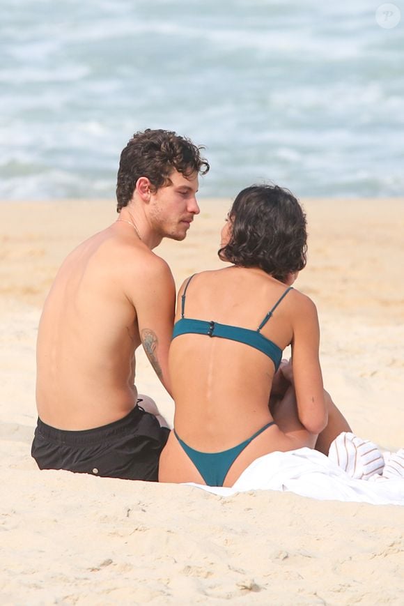 Bruna Marquezine e Shawn Mendes colocaram o papo em dia horas após a chegada dele ao Rio de Janeiro