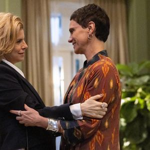 Odete Roitman (Debora Bloch) chega à casa de Celina (Malu Galli) em 28 de abril na novela Vale Tudo