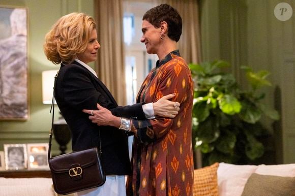 Odete Roitman (Debora Bloch) chega à casa de Celina (Malu Galli) em 28 de abril na novela Vale Tudo